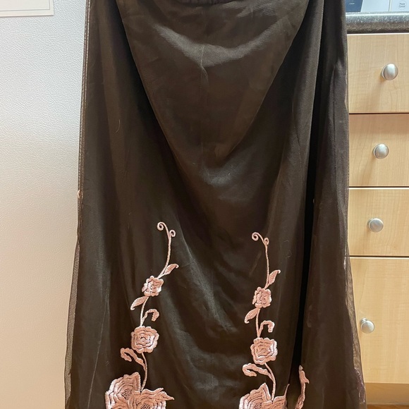 Nygård brown tulle with pink embroidered overlay - Picture 2 of 5